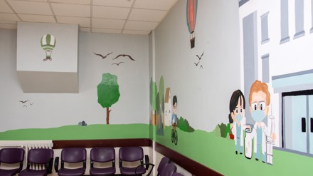 Çocuklara hastaneyi keyifli hale getirmek için duvar boyama etkinliği düzenlendi